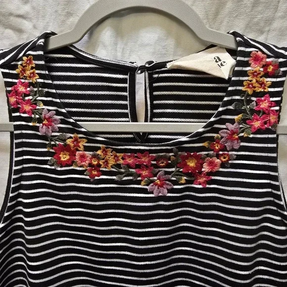 Savanna Jane White Black Striped Sleeveless Top Floral Embroidery Small Tank - Picture 3 of 9